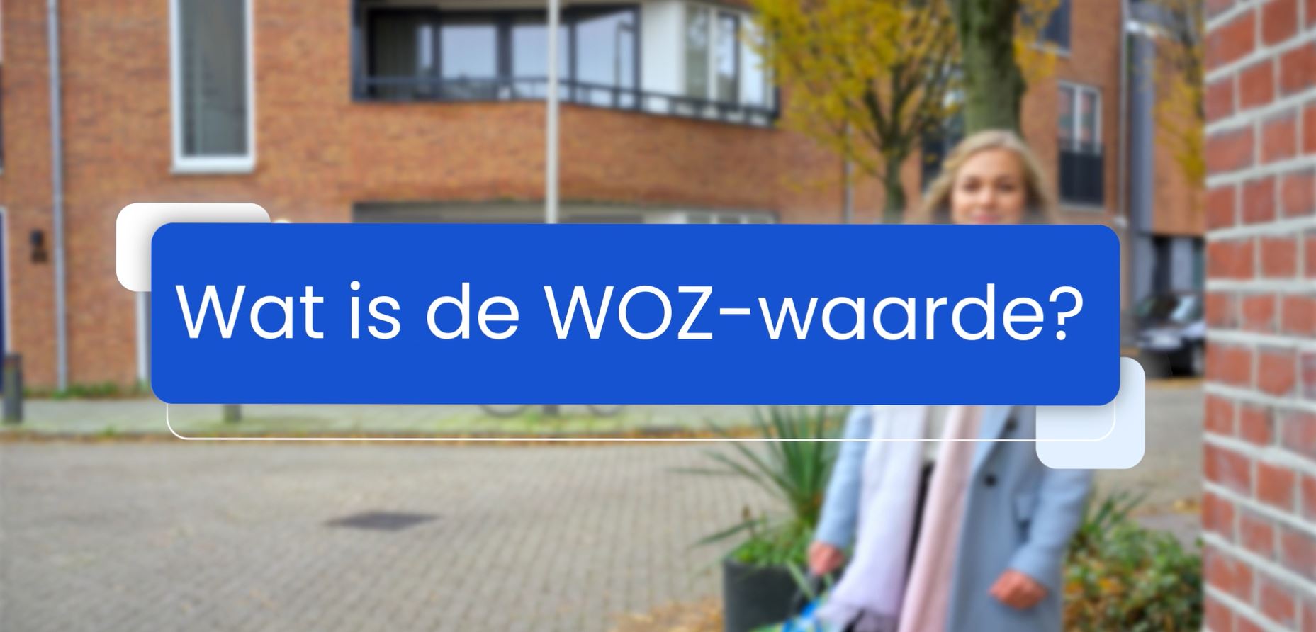 Foto van een vrouw die door de wijk loopt waarbij de tekst staat 'Wat is de WOZ-waarde?'